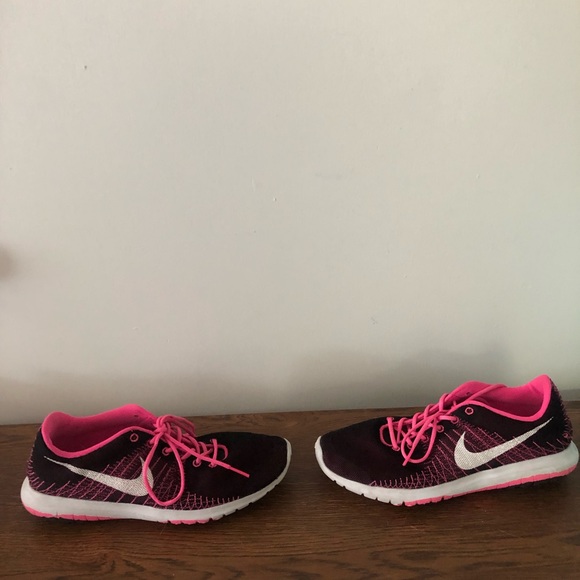 Two pairs of Pink youth Nike 6.5Y US - Picture 3 of 16